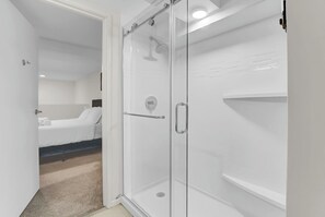 Douche, sèche-cheveux, serviettes fournies, savon