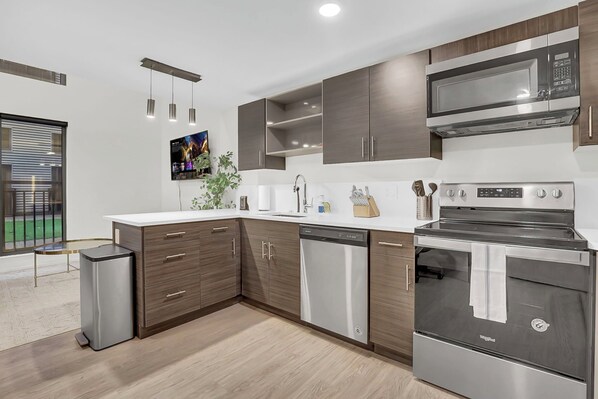 Fridge, microwave, oven, stovetop - Downtown Cleveland LOFT Rooftop Gym Fast Wifi Near Stadiums & East 4th Street (Cleveland)