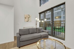 Smart TV - Downtown Cleveland LOFT Rooftop Gym Fast Wifi Near Stadiums & East 4th Street (Cleveland)