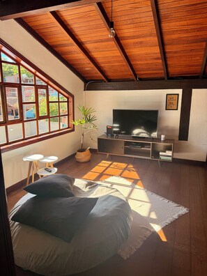 Smart TV, fireplace, table tennis, books - Entire home in Florianópolis, Brazil Beach House Dunas da Joaquina (Lagoa da Conceição)