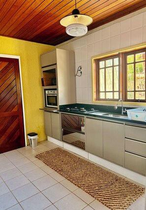 Fridge, oven, stovetop, electric kettle - Entire home in Florianópolis, Brazil near Lagoa, Mole and Joaquina (Lagoa da Conceição)
