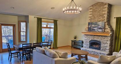 The River House - 4 BR Retreat on the Apple River