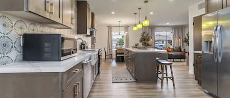 雪櫃、微波爐、焗爐、爐具