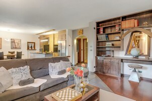 Apartamento família, vários quartos, 2 banheiros (Baita Dei Fiori) | Área de estar | TV de tela plana