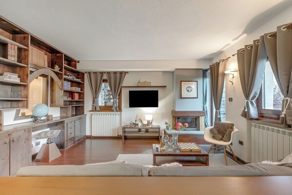 Perhehuoneisto, useita makuuhuoneita, 2 kylpyhuonetta (Baita Dei Fiori) | Oleskelualue | Taulutelevisio