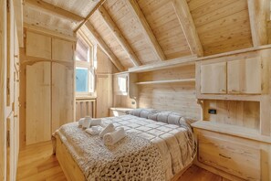 3 phòng ngủ, bàn, khu vực làm việc phù hợp cho laptop 