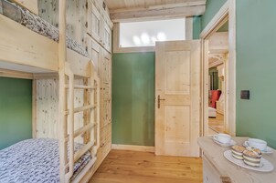 3 habitaciones, escritorio y espacio para trabajar con laptop 