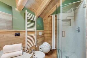Family Apartment, Multiple Bedrooms, 2 Bathrooms (Baita Delle Stelle) | Bathroom | Separate bathtub and shower, hair dryer, bidet, towels - Baita Delle Stelle (Bessè Alto)