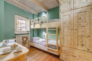 3 habitaciones, escritorio y espacio para trabajar con laptop 