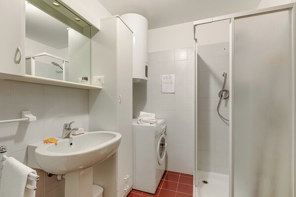 Family Apartment, Multiple Bedrooms (Appartamento Tracce Di Neve) | Bathroom | Shower, hair dryer, bidet, towels - Appartamento Tracce Di Neve (Sestriere)