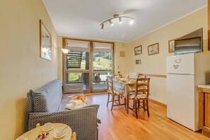 Family Apartment, Multiple Bedrooms (Appartamento Tracce Di Neve) | Living area - Appartamento Tracce Di Neve (Sestriere)