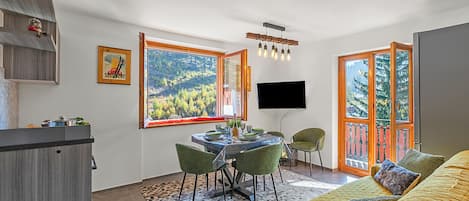 Honeymoon Apartment, Multiple Bedrooms (Appartamento Nube Di Argento) | Living area | Flat-screen TV
