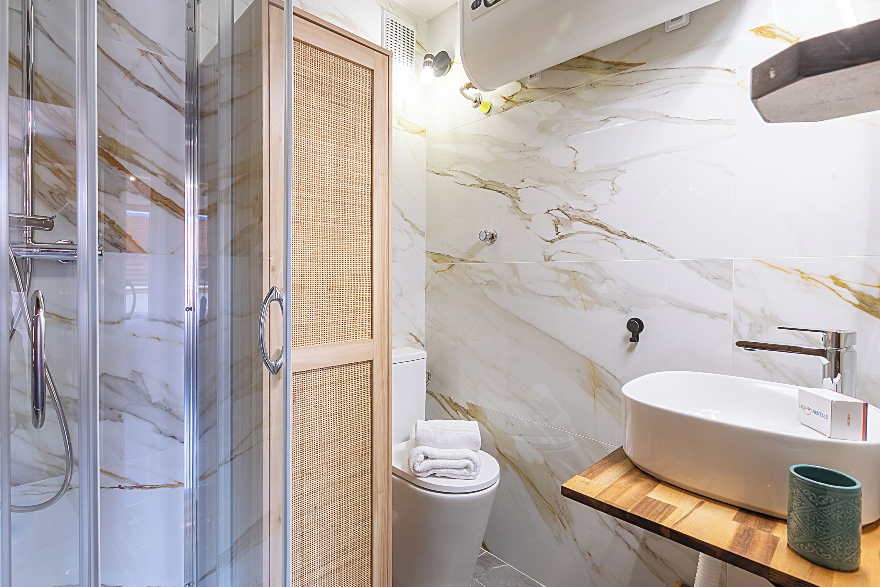 Ducha, secador de pelo, toallas, jabón