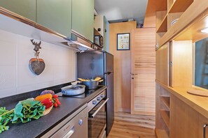 Family Apartment, Multiple Bedrooms (Appartamento Alpine Suite) | Private kitchen
