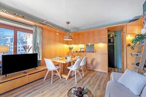 Family Apart Daire, 2 Yatak Odası, Balkon (Appartamento Alpine Suite Ski-in/out) | Oturma alanı