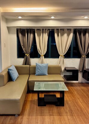 Flat-screen TV - WestParc Cedar Cozy Apartment in the Heart of Alabang (Muntinlupa)