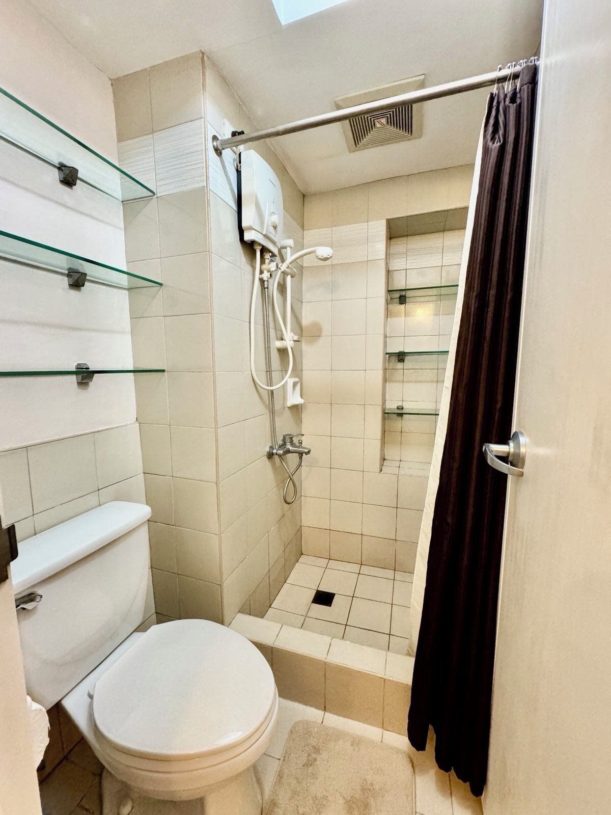 淋浴设施、毛巾、肥皂、卫生纸