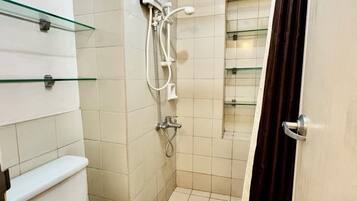 Regadera, toallas, jabón, papel de baño