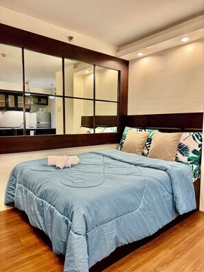 1 bedroom, soundproofing, iron/ironing board, Internet - WestParc Cedar Cozy Apartment in the Heart of Alabang (Muntinlupa)