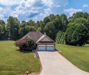 Exterior - 3-bedroom house in terrific Blairsville with AC for relaxing stays (Blairsville)