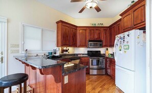 Dishwasher, coffee/tea maker, spices, paper towels - 3-bedroom house in terrific Blairsville with AC for relaxing stays (Blairsville)