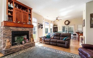 TV, DVD player, books - 3-bedroom house in terrific Blairsville with AC for relaxing stays (Blairsville)