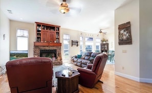 TV, DVD player, books - 3-bedroom house in terrific Blairsville with AC for relaxing stays (Blairsville)