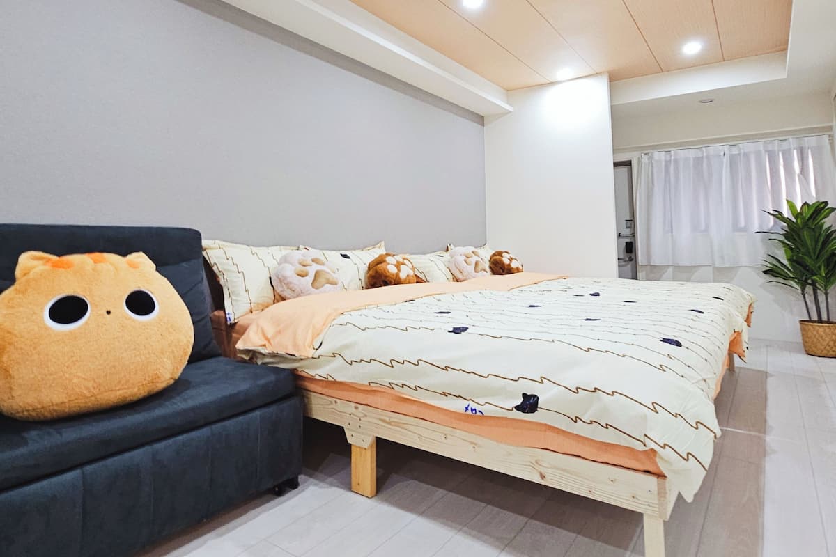 Comfort Room | Blackout drapes, iron/ironing board, free WiFi