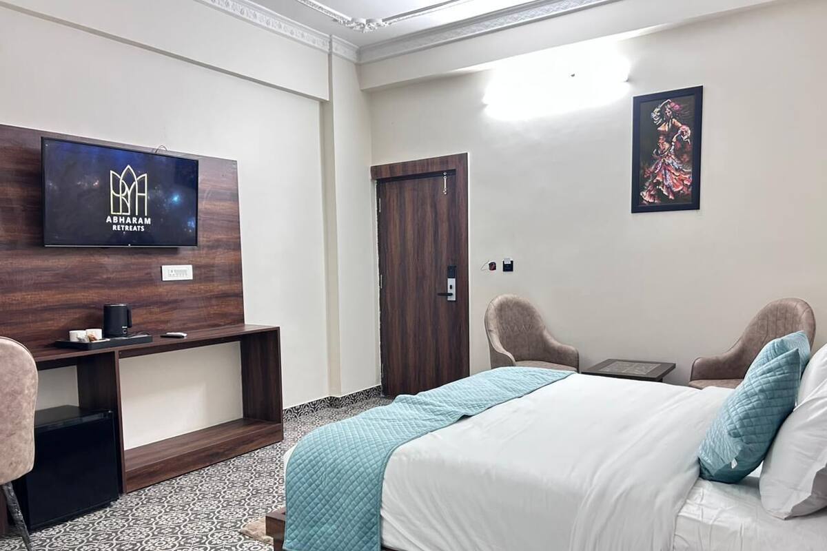 Deluxe Double Room | Bathroom | Free toiletries, hair dryer, towels, soap