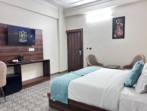 Deluxe Double Room | Bathroom | Free toiletries, hair dryer, towels, soap