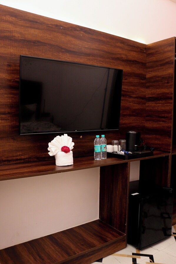 Egyptian cotton sheets, premium bedding, memory foam beds, minibar - Abharam Retreats (Ghaziabad)