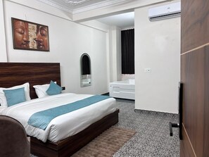 Deluxe Double Room | Desk, laptop workspace, free WiFi