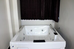 Articles de toilette gratuits, sèche-cheveux, serviettes fournies, savon