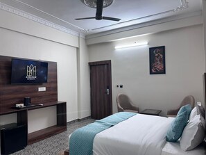Standard Double Room | Desk, laptop workspace, free WiFi