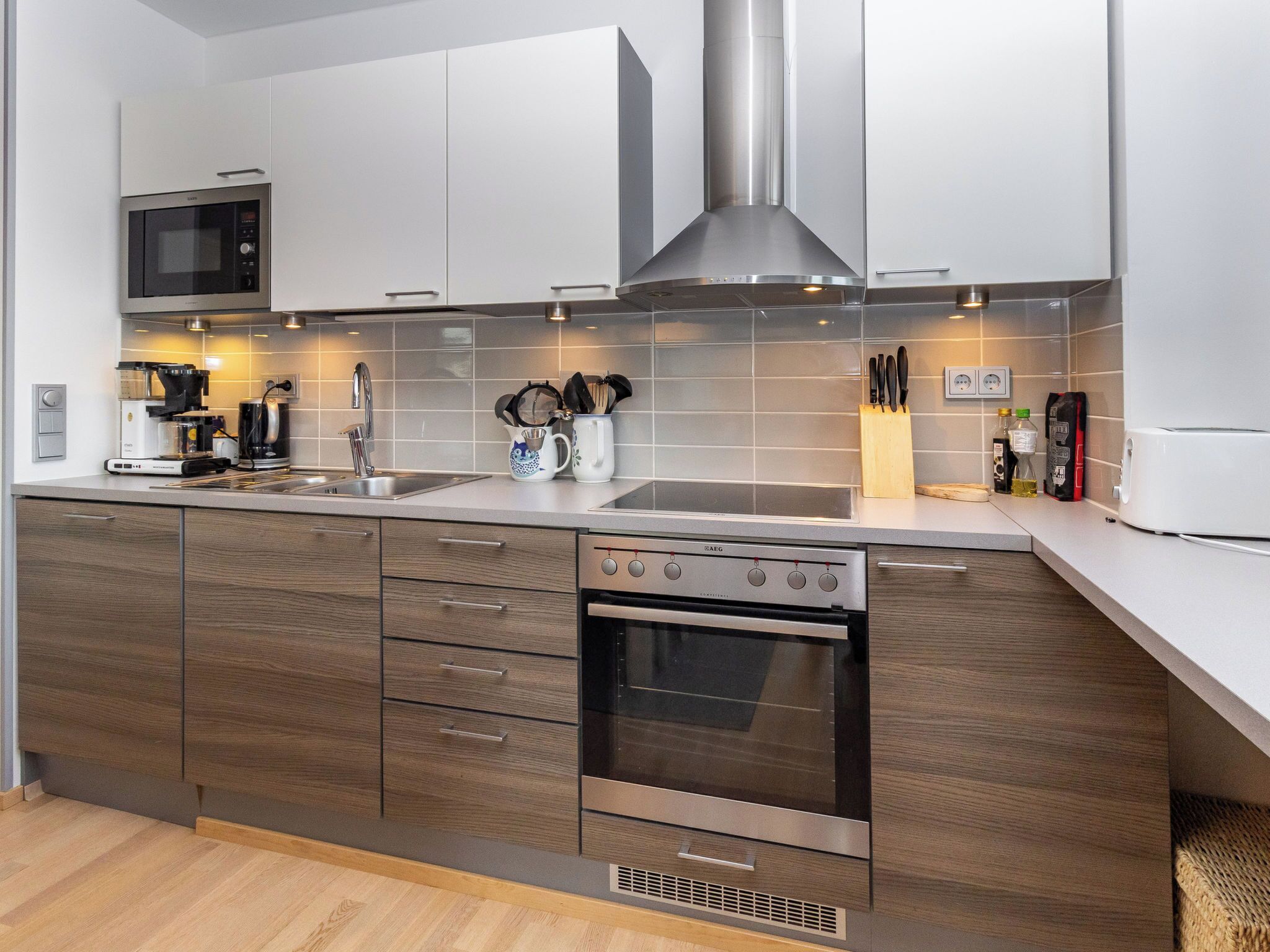 Køleskab, mikrobølgeovn, opvaskemaskine, køkkentøj/tallerkener/redskaber