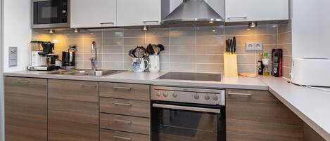 Fridge, microwave, dishwasher, cookware/dishes/utensils