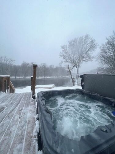 Beautiful waterfront cottage w/ hot tub, firepit, fireplace and so much more!