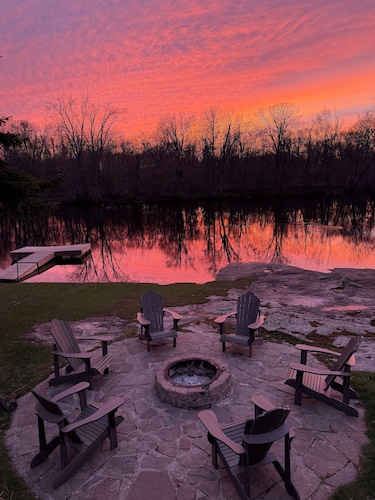 Beautiful waterfront cottage w/ hot tub, firepit, fireplace and so much more!