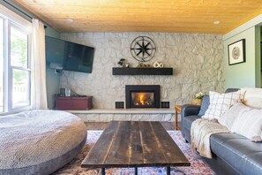 Smart-TV, Kamin, Videospiele, Bücher
