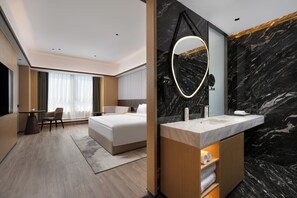 Superior-Doppelzimmer, Stadtblick | Badezimmer | Dusche, Handtücher, Shampoo, Toilettenpapier