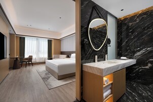 Superior Double Room, City View | Bathroom | Shower, towels, shampoo, toilet paper