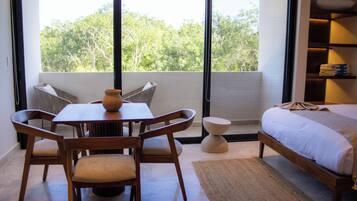 Apartamento luxo, sacada, vista para o jardim | Cofres nos quartos, ferros/tábuas de passar roupa, Wi-Fi de cortesia