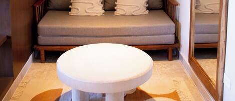 Departamento Deluxe, balcón, vista al jardín | Sala de estar