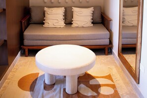 Departamento Deluxe, balcón, vista al jardín | Sala de estar