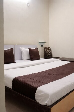 Kamar Deluks | Meja kerja dan Wi-Fi gratis