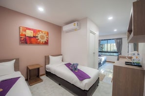 Deluxe Room | Desk, free WiFi