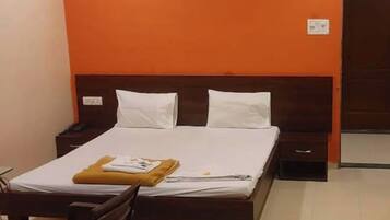 Deluxe Room | Desk, free WiFi