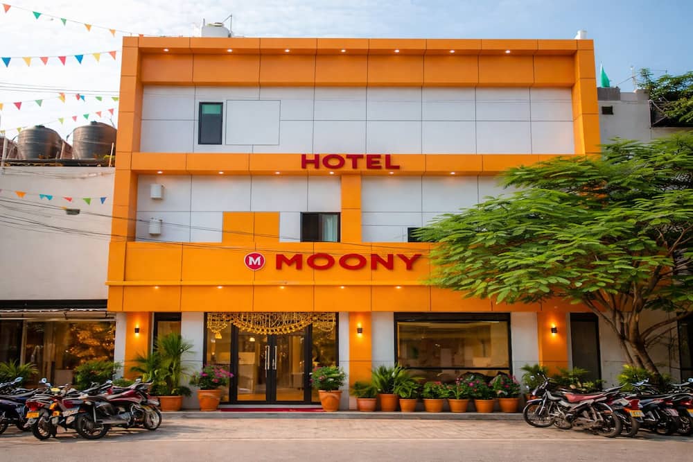 Hotel Moon Year