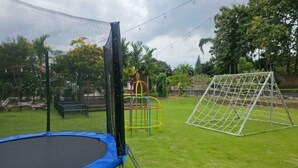 Ein Garten mit Trampolin, Fußballtor und Spielgerüst.
