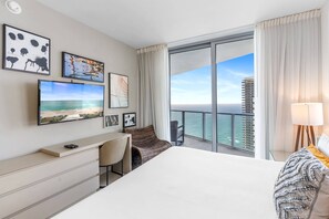 2 bedrooms, desk, iron/ironing board, WiFi - Luxury Corner Penthouse with Ocean and City Views (Hollywood)